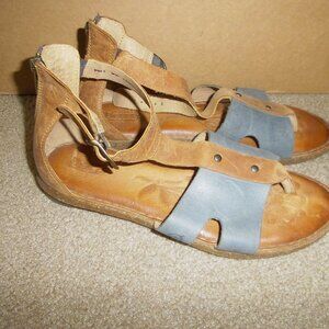 BORN women's Leather Buckle and back Zip Sandals sz 9